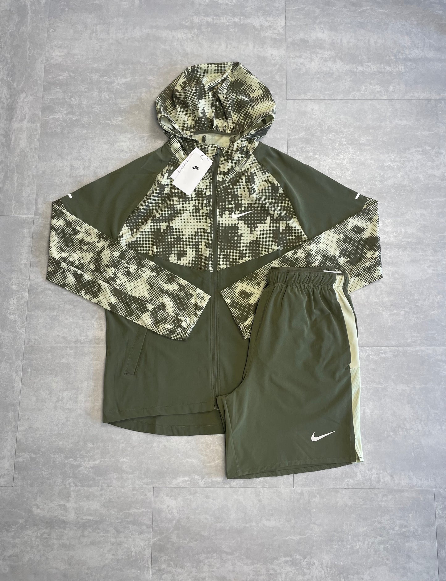 NIKE CHALLENGER SHORTS 7" - KHAKI