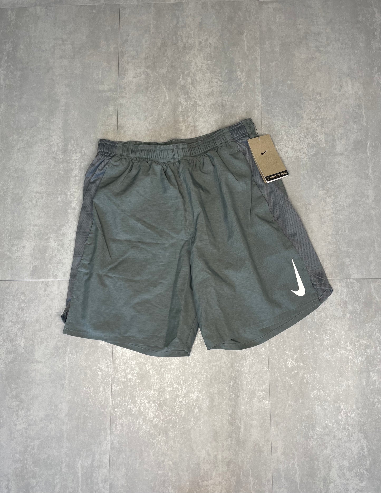 NIKE CHALLENGER SHORTS 5" - GREY