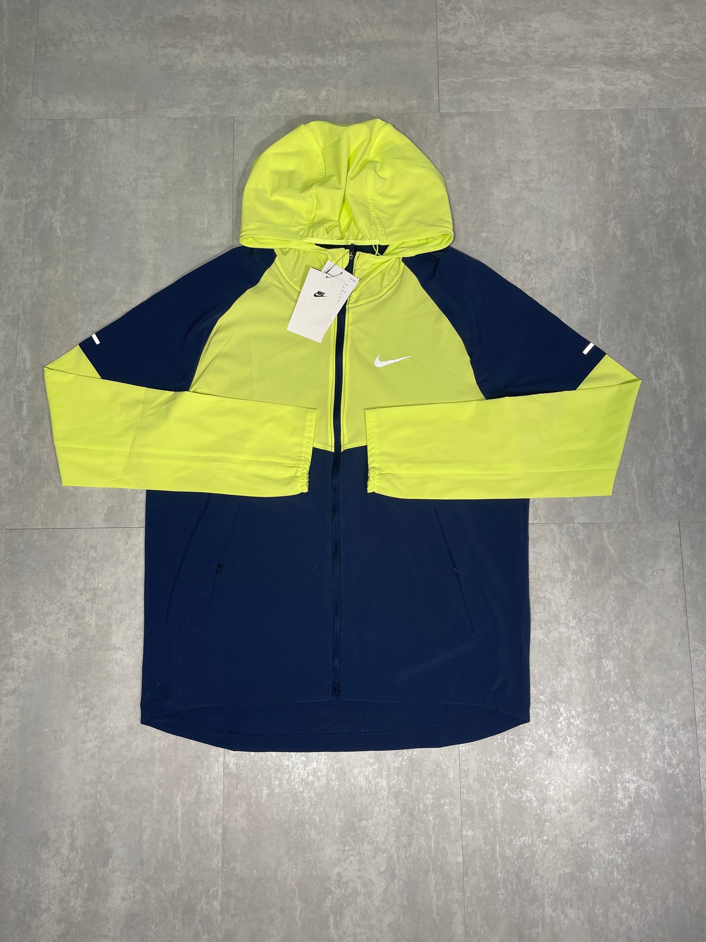 NIKE REPEL WINDRUNNER - LEMON/NAVY