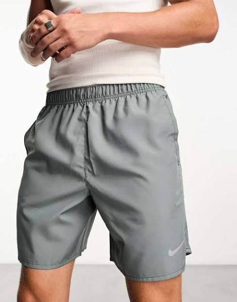 NIKE CHALLENGER SHORTS 7" - GREY