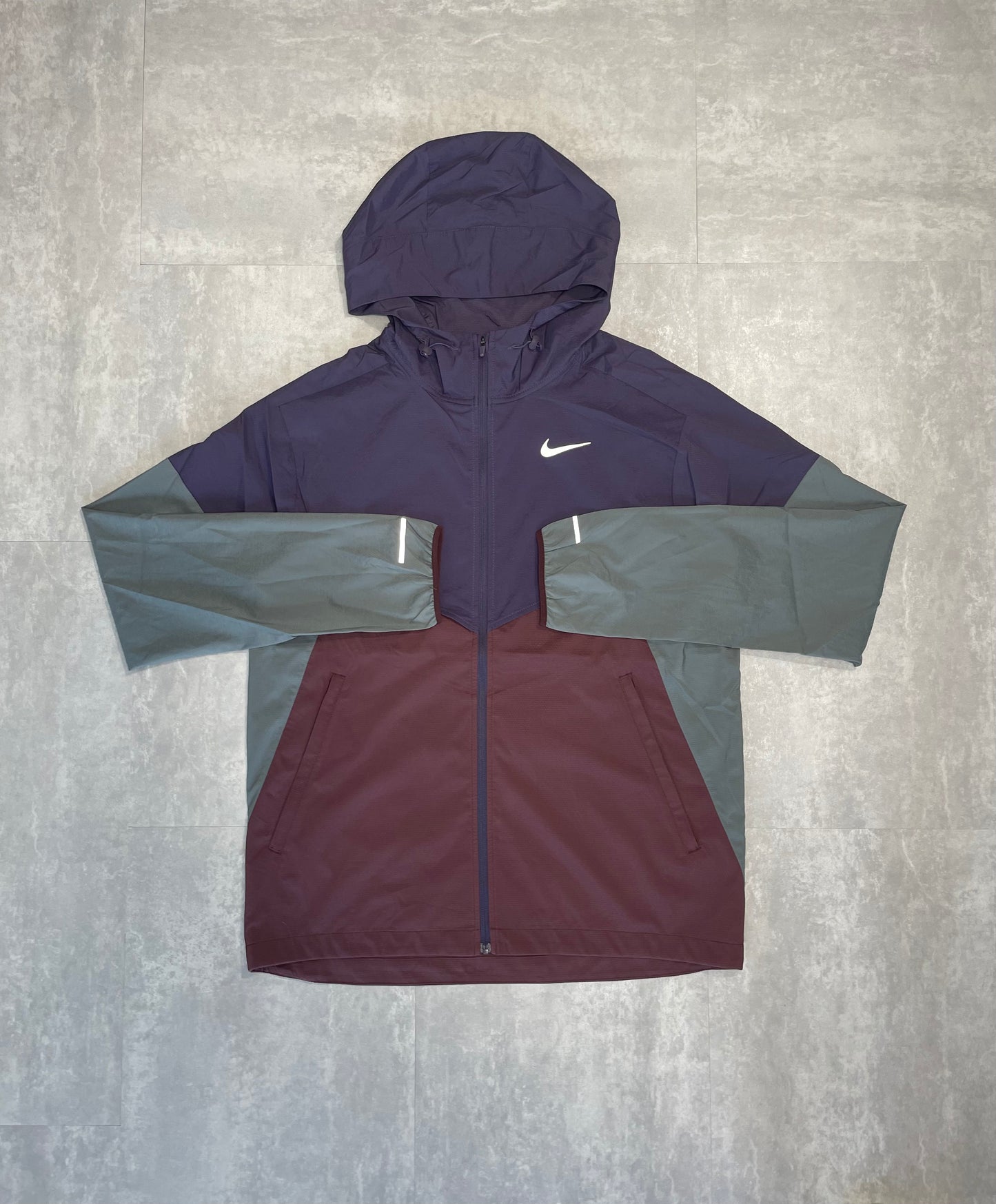 NIKE UV WINDRUNNER - BURGUNDY CRUSH