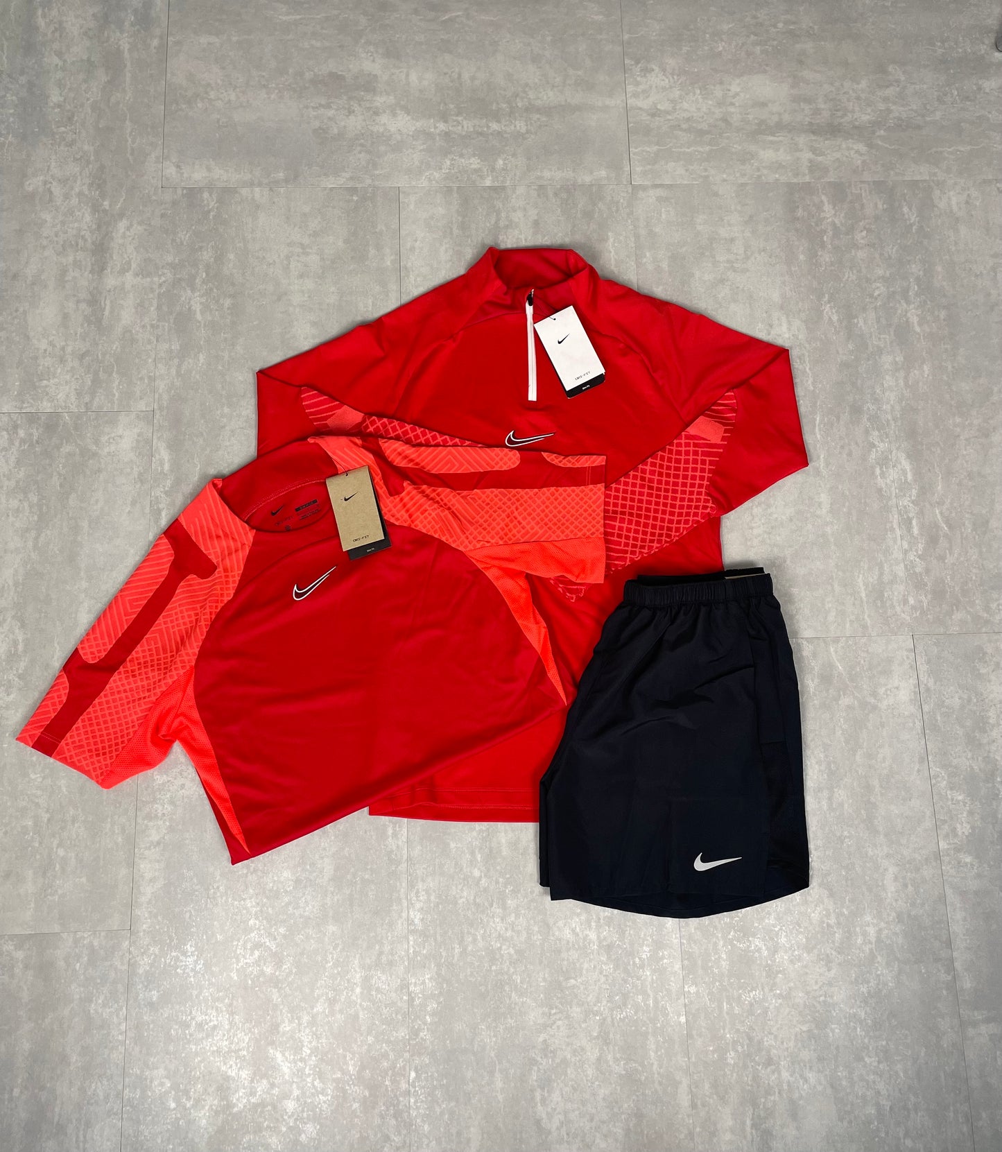 NIKE STRIKE DRILL TEE - CRIMSON