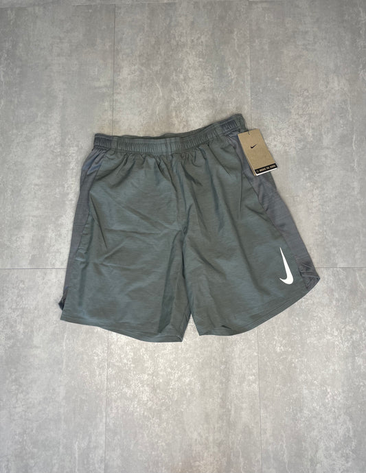 NIKE CHALLENGER SHORTS 5" - GREY