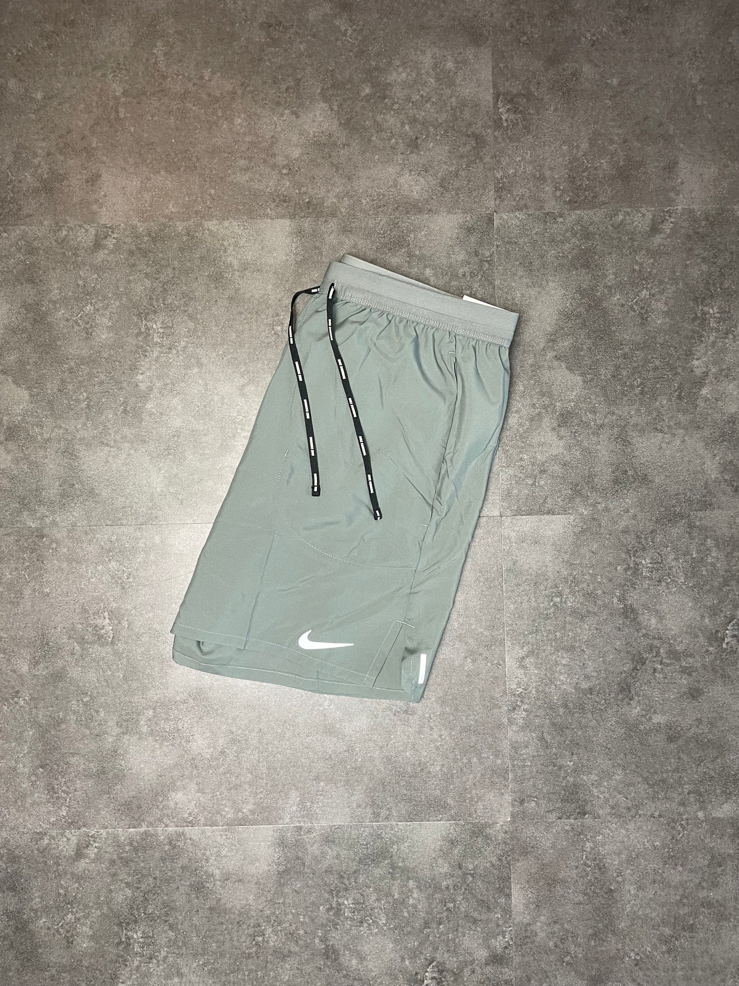 NIKE FLEX STRIDE 7" SHORTS - GREY