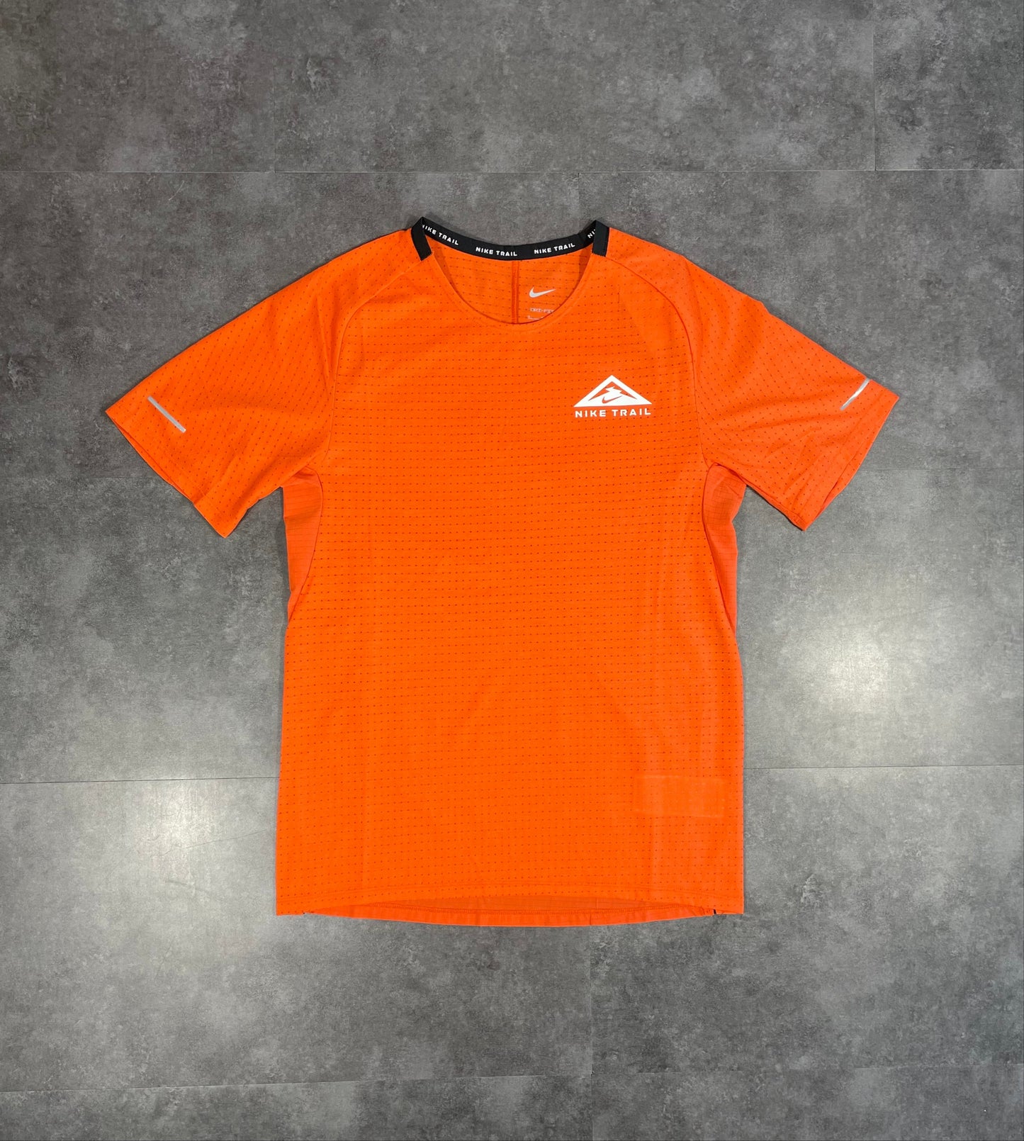 NIKE TRAIL 'SOLAR CHASE' DRI-FIT TOP