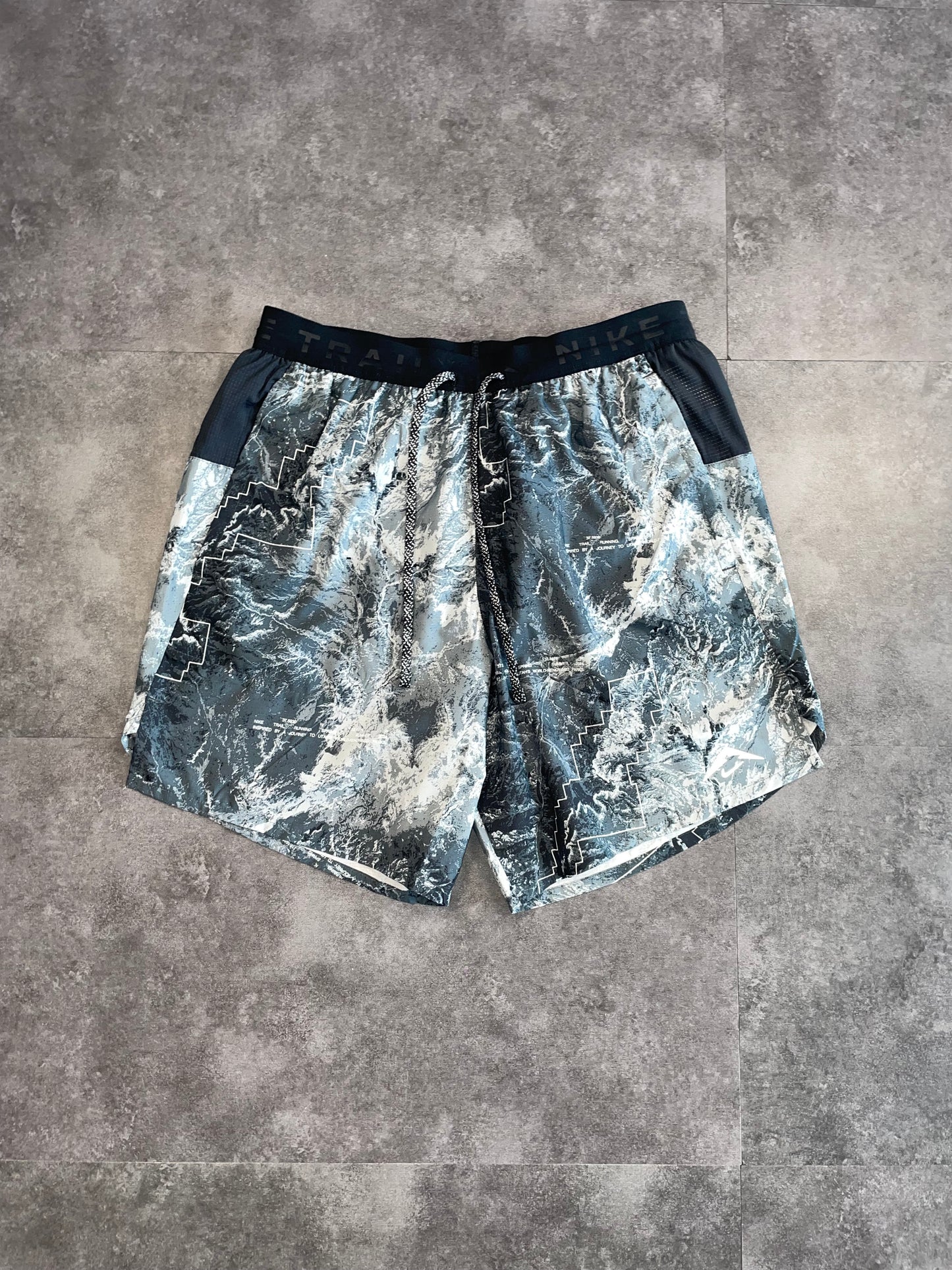 NIKE TRAIL STRIDE SHORTS - ANTHRACITE/BLACK/WHITE
