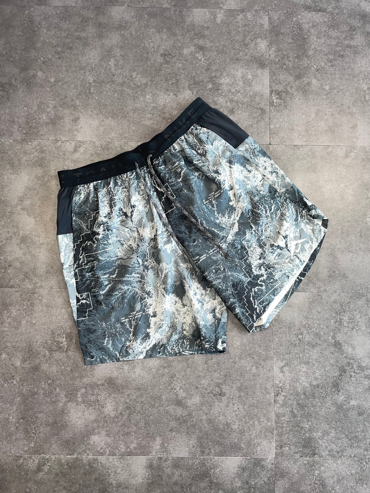 NIKE TRAIL STRIDE SHORTS - ANTHRACITE/BLACK/WHITE
